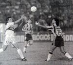 1995.05.03 - Grêmio 2 x 0 Olimpia - Zero Hora - Jose Foval - 01 Moran contra Arilson.jpg