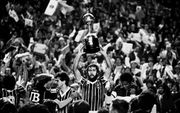 De León com a Taça da Libertadores conquistada pelo Grêmio em 1983