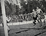 1957.08.04 - Campeonato Citadino - Aimoré 2 x 4 Grêmio - Bob em disputa com atacante aimoresista.PNG