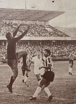 1968.08.25 - Campeonato Brasileiro - Grêmio 0 x 0 Metropol - O goleiro Rubens sobre para aparar a bola enquanto é observado por Alcindo.JPG