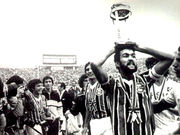 De León com a taça do Mundial de 1983