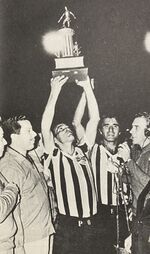 1968.06.16 - Peñarol 0 x 1 Grêmio - Cléo levanta a taça, ao lado de Ari Ercílio.jpg