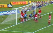 Andrade (Flamengo), volante, tirando uma bola com as mãos em 1982 na final do Campeonato Brasileiro, pênalti não marcado