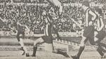 1968.06.09 - Peñarol 0 x 1 Grêmio - Joãozinho enfrenta a defesa uruguaia.jpg