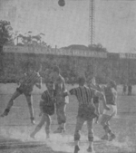 1941.10.19 - Campeonato Citadino - Grêmio 2 x 1 Internacional - Valter e Noronha combatem um ataque colorado.png