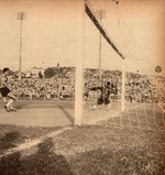 1958.09.28 - Amistoso - Grêmio 4 x 0 Santos - Milton marca o quarto gol.PNG