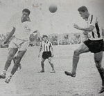 1957.06.30 - Campeonato Citadino - Novo Hamburgo 0 x 4 Grêmio - Airton disputa bola de cabeça.PNG