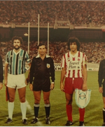 Troca de flâmulas entre os capitães de Grêmio e Olympiacos