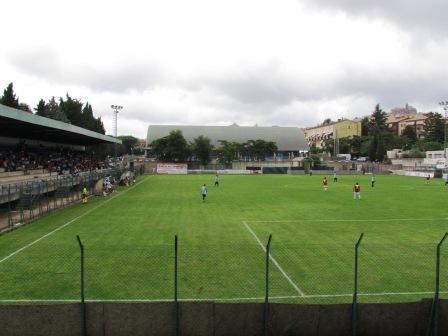 Arquivo:Estádio Comunale di Genzano.jpg