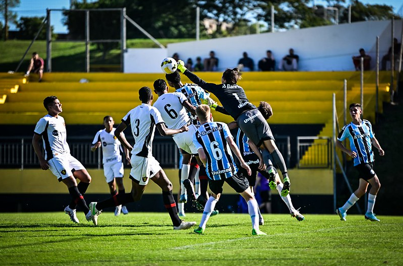 Arquivo:2003.06.26 - Grêmio 4 x 3 Sport (Sub-17).foto1.png