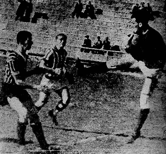 Arquivo:1941.09.21 - Cruzeiro-RS 2 x 2 Grêmio - Lance 2.png