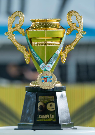 Arquivo:Copa Gramado de Futebol 7 de 2023 - Troféu.png
