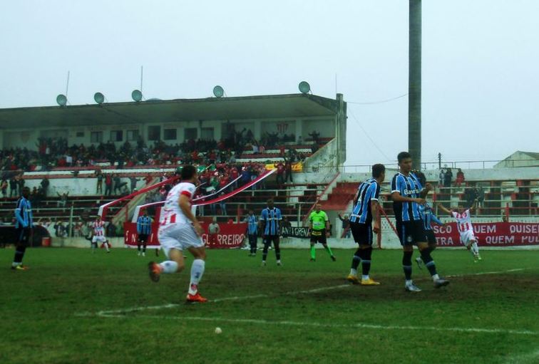 Arquivo:2016.08.28 - Guarany de Bagé 2 x 2 Grêmio (B).foto1.png