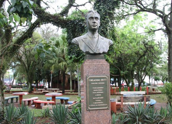 Arquivo:Busto de Orlando Fett.jpg