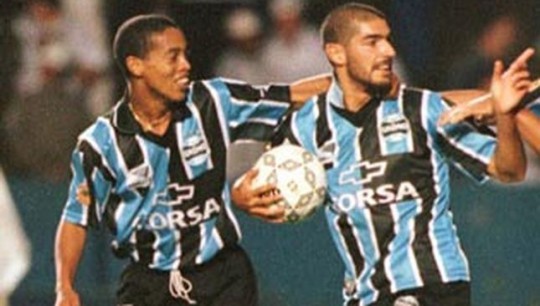 Ronaldinho e Loco Abreu Foto:wp.clicrbs.com.br