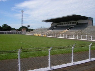 Arquivo:Estádio Comendador Serafim Luiz Meneghel.jpg