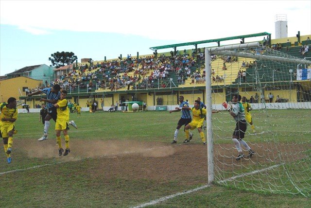 Arquivo:2008.11.05 - Cerâmica 0 x 0 Grêmio (B).3.jpg