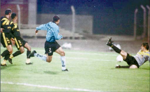Arquivo:1998.07.16 - Amistoso - Peñarol 2 x 2 Grêmio.jpg