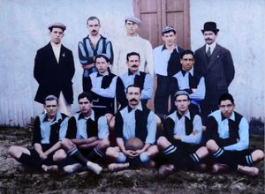 Equipe do Grêmio em Pelotas 1911 - Colorida.JPG