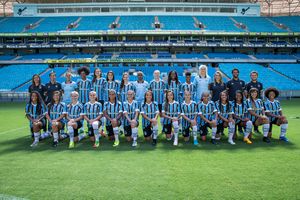 Elenco do Grêmio Feminino em 2019.jpg