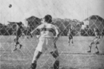 1939.08.13 - Amistoso - Internacional 5 x 2 Grêmio - Júlio observa o ataque gremista.png