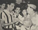 1962.12.16 - Campeonato Gaúcho - Internacional 0 x 2 Grêmio - Marino recebe troféu de artilheiro da partida.JPG