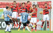 Pará marca de falta na vitória do Grêmio sobre o Fla (Foto: CARLOS COSTA/Futura Press/Agência Estado)