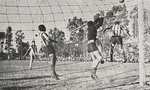 1957.07.14 - Amistoso - Seleção de Santana do Livramento 1 x 1 Grêmio - Bola na área santanense.PNG