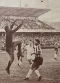 1968.08.25 - Campeonato Brasileiro - Grêmio 0 x 0 Metropol - O goleiro Rubens sobre para aparar a bola enquanto é observado por Alcindo.JPG