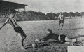 1958.01.29 - Campeonato Gaúcho - Bagé 0 x 2 Grêmio - Goleiro do Bagé salta nos pés de Hercílio.PNG