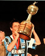 O Capitão América, Adilson, com a Taça da Libertadores de 1995