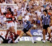 Leandro, do Flamengo, e Odair e Renato, do Grêmio, na vitória do Tricolor pelo Brasileirão 1986 Foto: Revista Placar