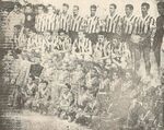 1949.12.14 - Amistoso - Seleção Salvadorenha 1 x 4 Grêmio - Equipes perfiladas.jpg