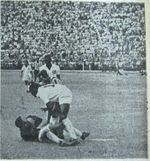 1964.01.19 - Campeonato Brasileiro (Taça Brasil) - Santos 4 x 3 Grêmio - 09 - Pelé no gol.jpg