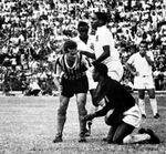 1964.01.19 - Campeonato Brasileiro (Taça Brasil) - Santos 4 x 3 Grêmio - 10 - Pelé no gol.jpg