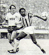 Paulo César Caju disputando uma bola