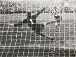1968.06.02 - Grêmio 4 x 0 Internacional - Alcindo fecha o placar de pênalti.jpg