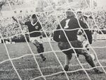 1968.06.02 - Grêmio 4 x 0 Internacional - Volmir chuta para marcar o terceiro.jpg