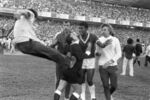 1977.09.25 - Grêmio 1 x 0 Internacional - foto árbitro agredido.jpg