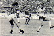 Renato Portaluppi contra os jogadores do Hamburgo