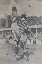 1934.06.17 - Campeonato Citadino - Grêmio 3 x 1 Cruzeiro-RS - Russo e Espir saltam para afastar.png