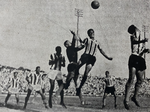 1958.04.06 - Amistoso - Grêmio 8 x 3 Cruzeiro POA - Gessy disputa a bola com o goleiro.PNG