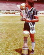 Renato com o Troféu de Campeão do Mundo.png