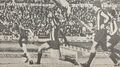 1968.06.09 - Peñarol 0 x 1 Grêmio - Joãozinho enfrenta a defesa uruguaia.jpg