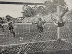 1957.07.28 - Campeonato Citadino - Internacional 1 x 1 Grêmio - Milton comemora seu gol.PNG