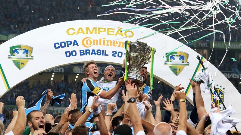 Arquivo:Gabriel levanta a Taça.jpeg