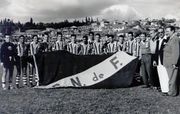 Jogadores do Grêmio com a Bandeira do Nacional