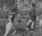 1941.08.17 - Campeonato Citadino - Internacional 3 x 0 Grêmio - Edmundo acossado por Russinho.png