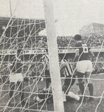 1968.06.02 - Grêmio 4 x 0 Internacional - Schneider abafa a jogada.jpg