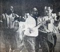 1960.10.21 - Taça Brasil - Fluminense 1 x 1 Grêmio - 09 Foguinho ajudando fotógrafo José Abraham. Ortunho e dirigente Hamilton Braga.JPG
